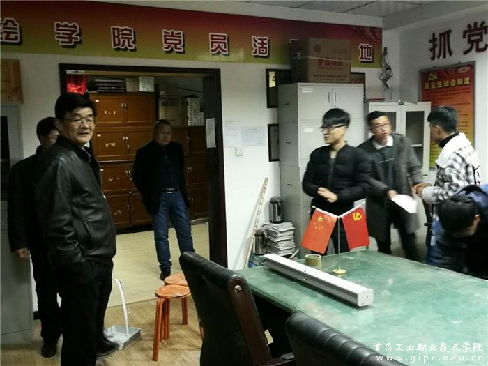 校党委副书记郭建忠同志深入检查学生报到和安全工作