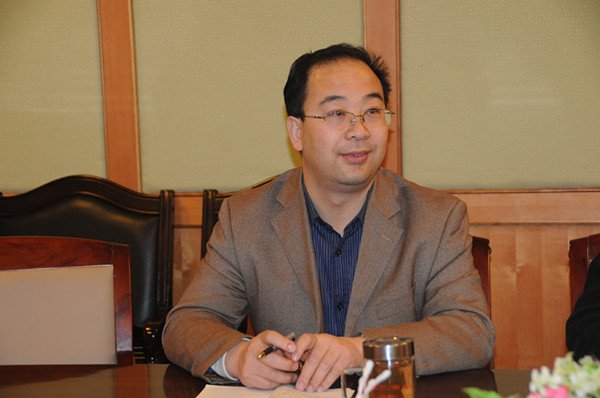 测绘学院张晓东院长介绍了测绘学院的基本情况,并把近几年在教科研