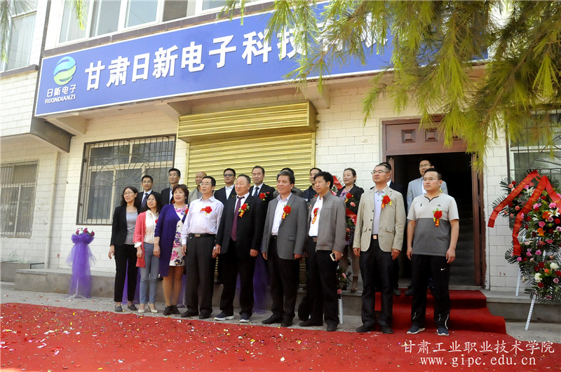 鄂尔多斯股份有限公司董事长 5229FAA7C686295039C2763B8ED_B1CEF2AA_3B239.jpg