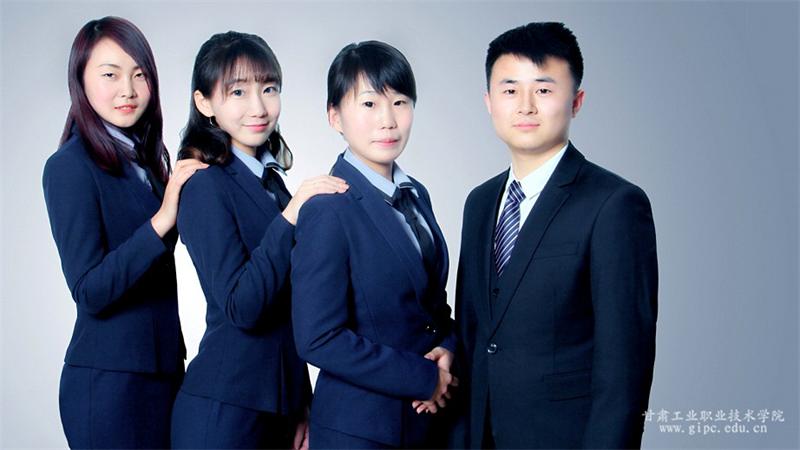 创业团队成员:鲁琴霞,魏婧润,苏银香,王宏伟