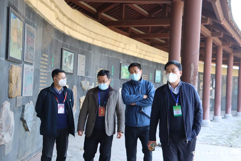 令军辉一行查看了学校疫情防控工作整体情况,对学生宿