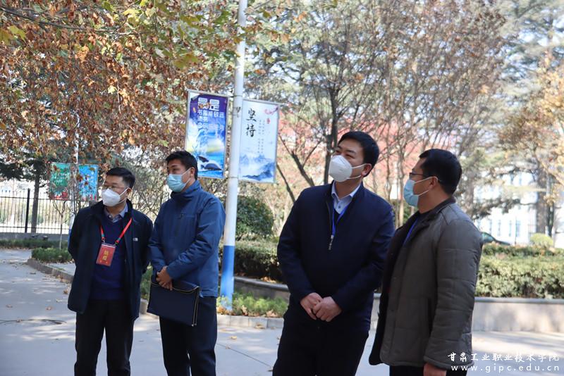 令军辉一行查看了学校疫情防控工作整体情况,对学生宿